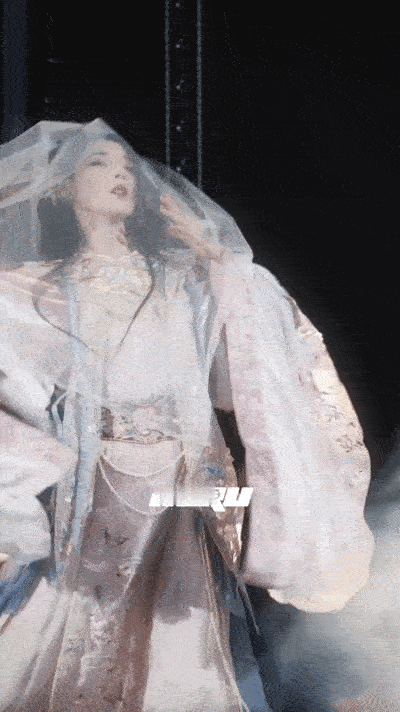 张予曦实在太美了张予曦古装造型太美了！轻舞时氛围感拉满，发光般的颜值每一帧都是名