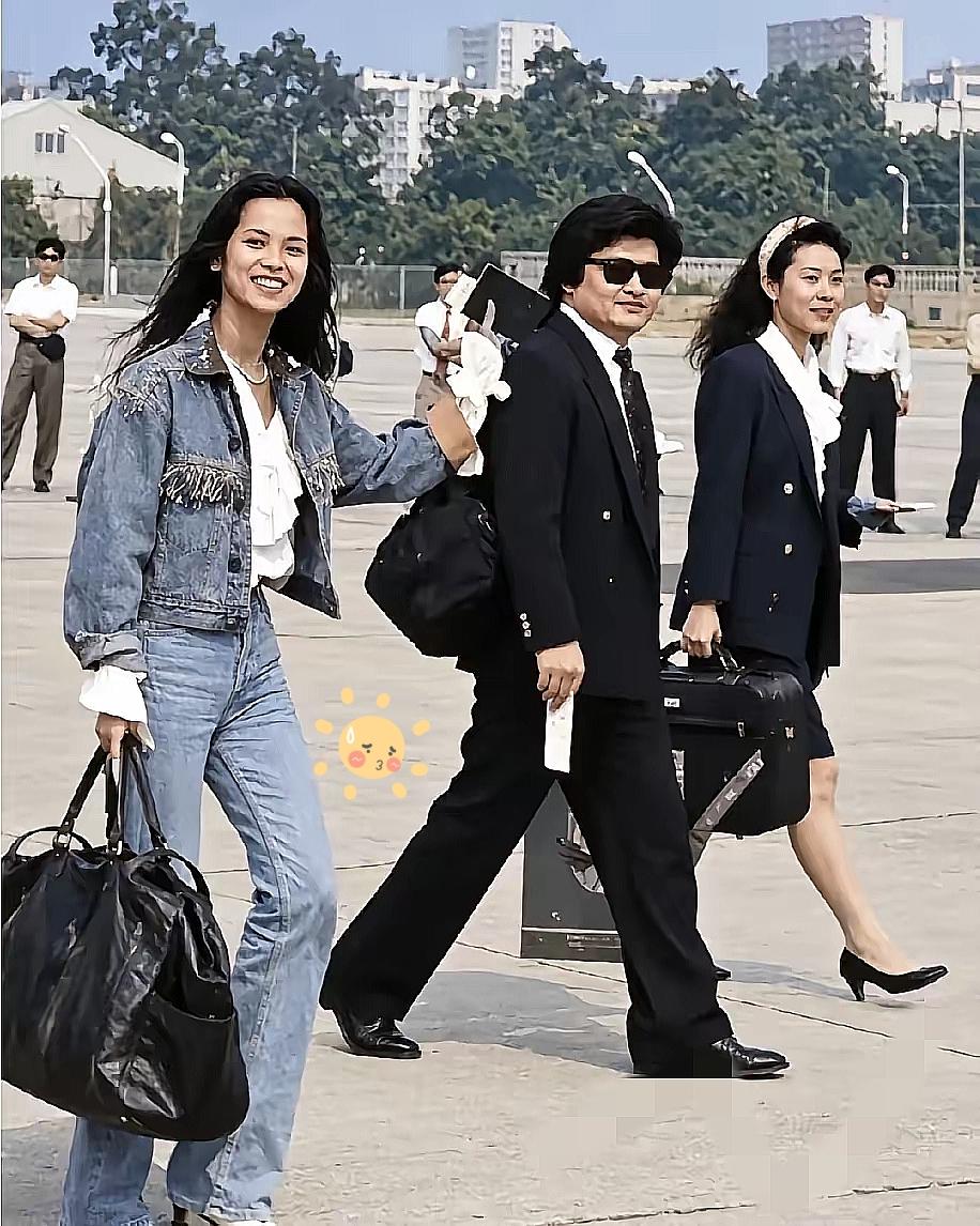 36年前的刘欢和韦唯，意气风发，赶去演出的画面现在回看依旧动人。戴着墨镜的刘欢一