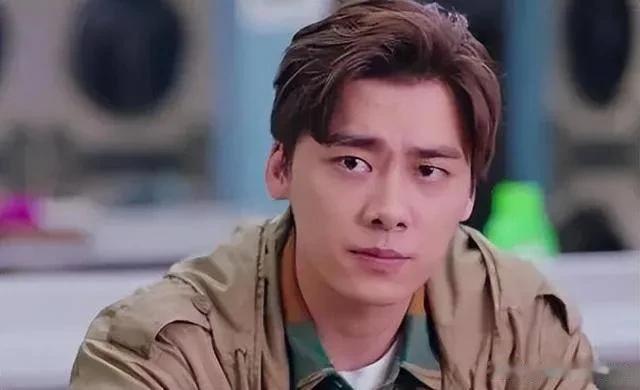 《李易峰嫖娼事件日报》评论说，在法律面前没有顶级流量。他让成千上万的人感到惊讶，