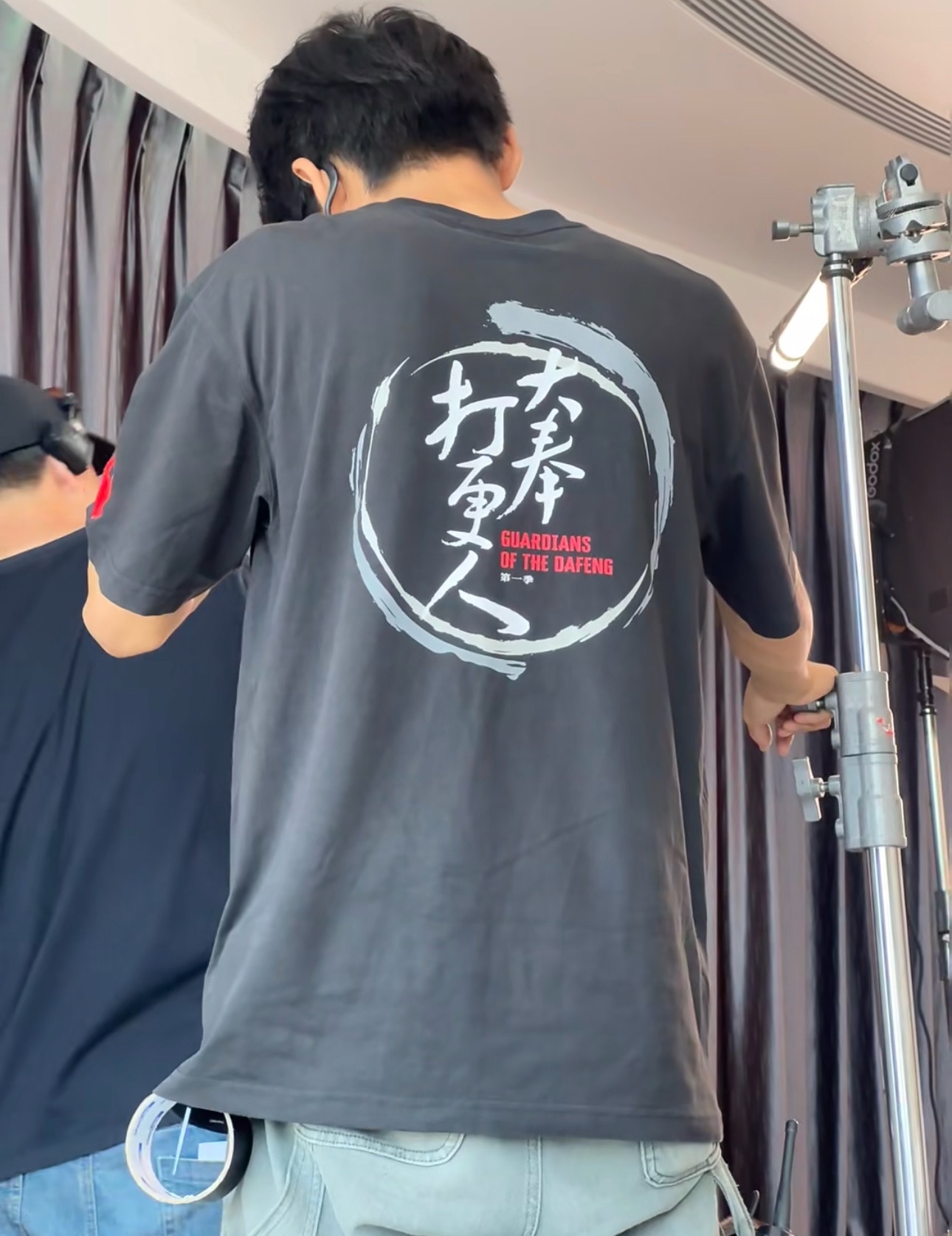 “真人巨帅，看着跟其他人都不在一个图层”王鹤棣 ​​​