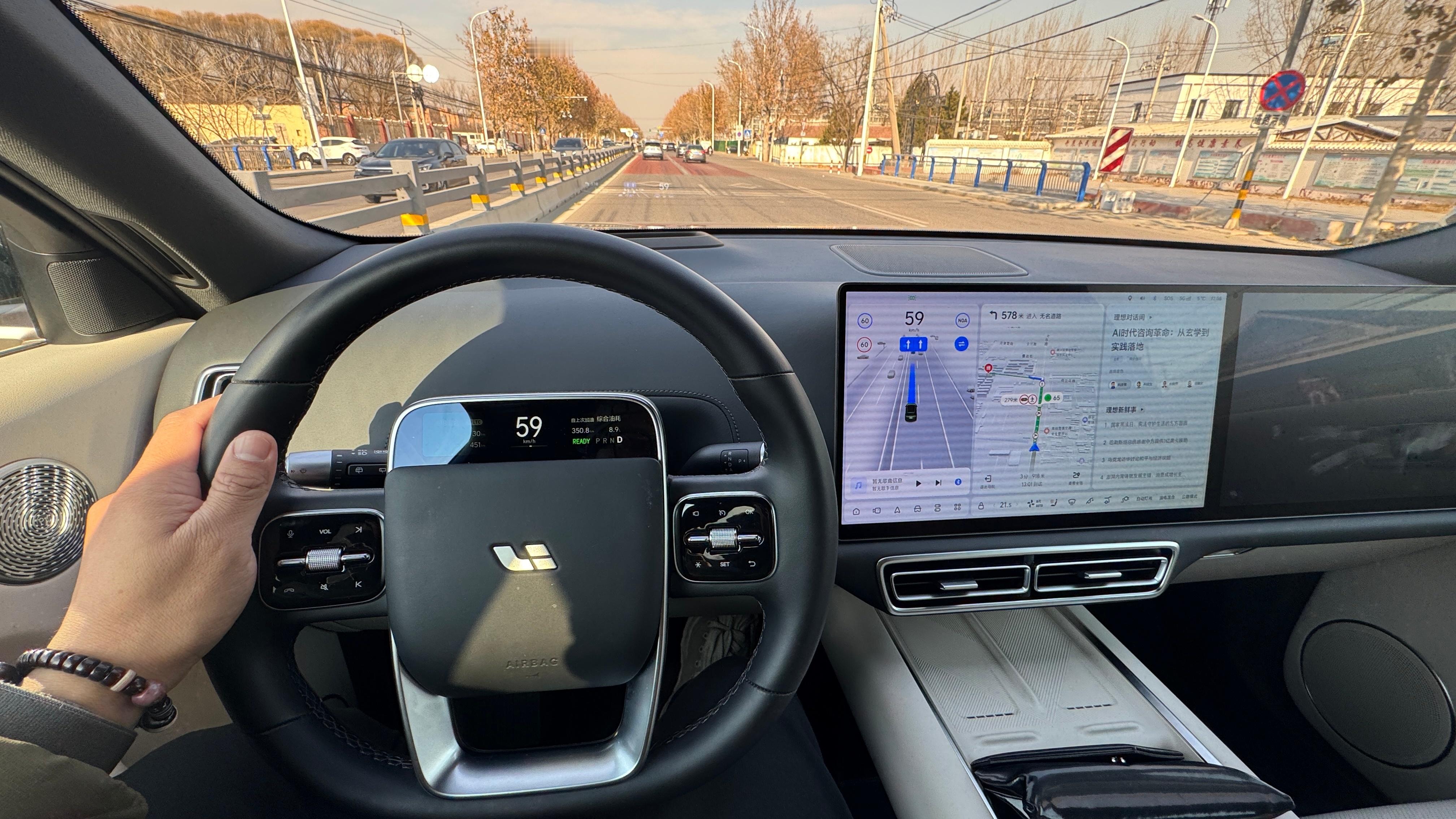 以下操作不提倡，但我还是要赞一下下：因为有个重要的新车发布会，但我在开车。所以，