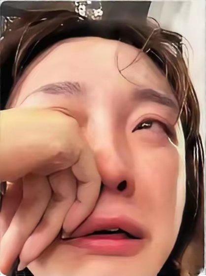 河南一位二十九岁女生自愿无偿捐献造血干细胞，挽救了一名十七岁身患白血病的少年。等