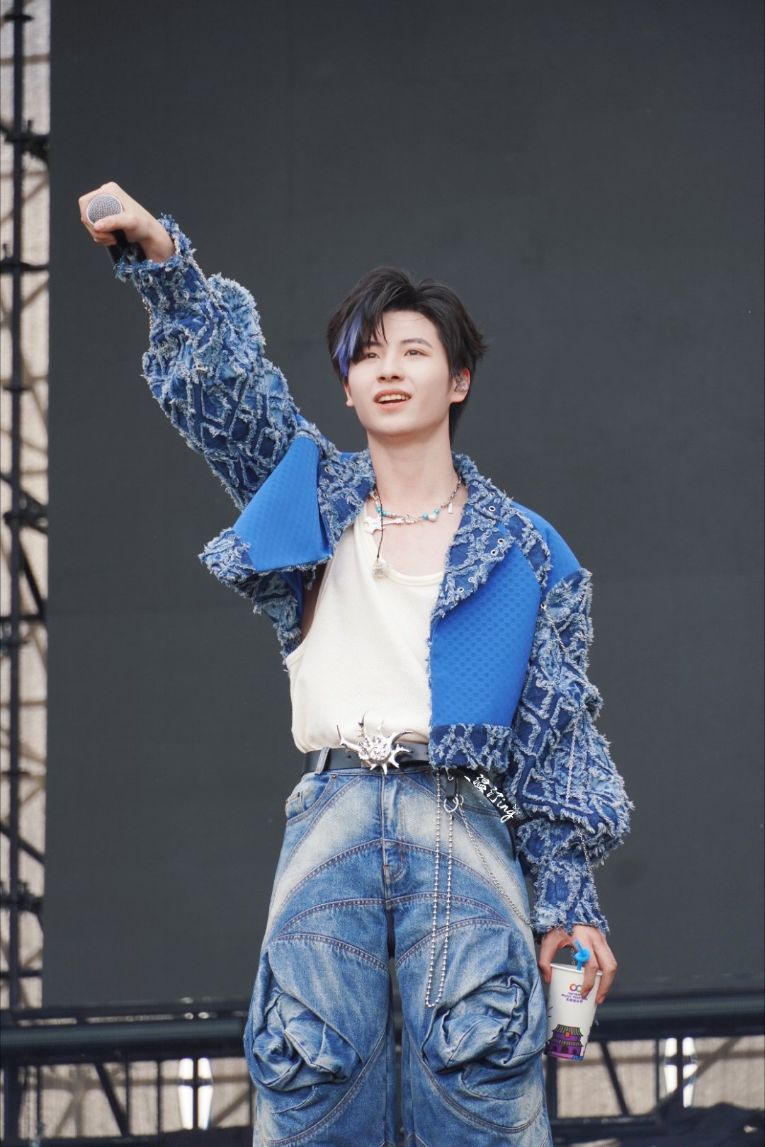 #黄誉博 这个大喜的日子##黄誉博被问黄子韬求婚情况#你们是一点都不管黄誉博的死