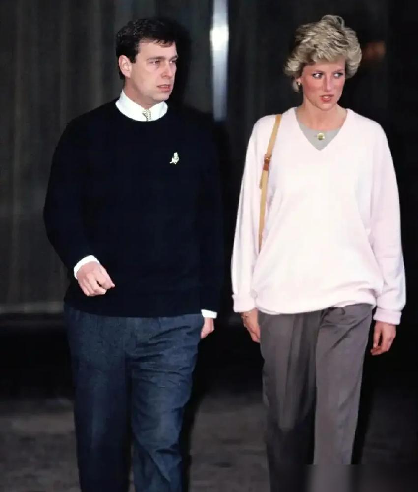 别只盯着查尔斯了。当年真正离戴安娜最近的，是那个被女王捧在手心里的安德鲁王子。