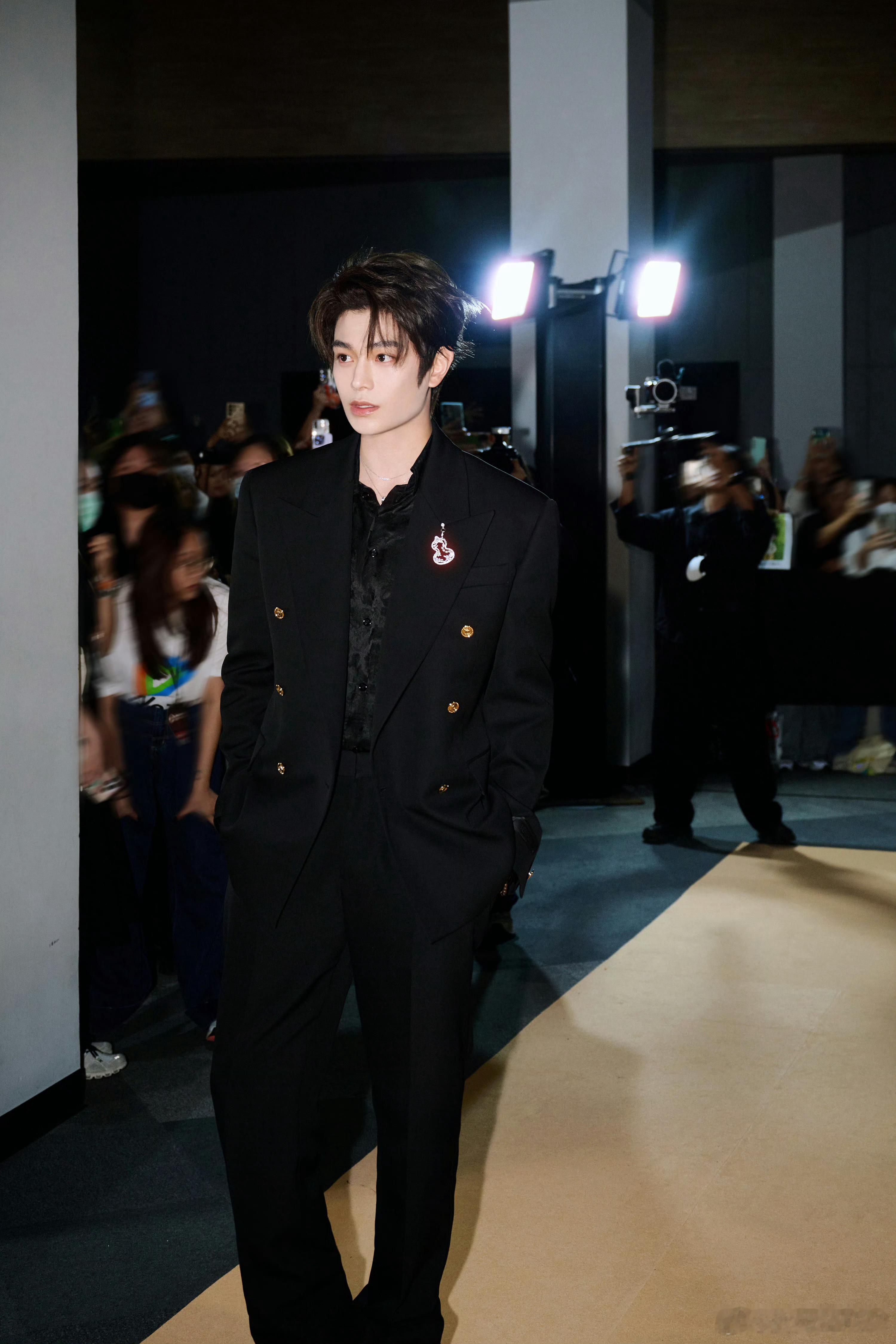 丁禹兮山河枕 dyx丁禹兮卫韫 想和你一起去看星星，让我们的爱情在星空下闪耀。​