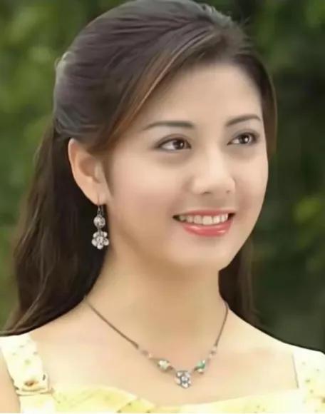 真美，真漂亮，我还是第一次见到这么清纯又漂亮的小姐姐。凭借电视连续剧《意难忘》一