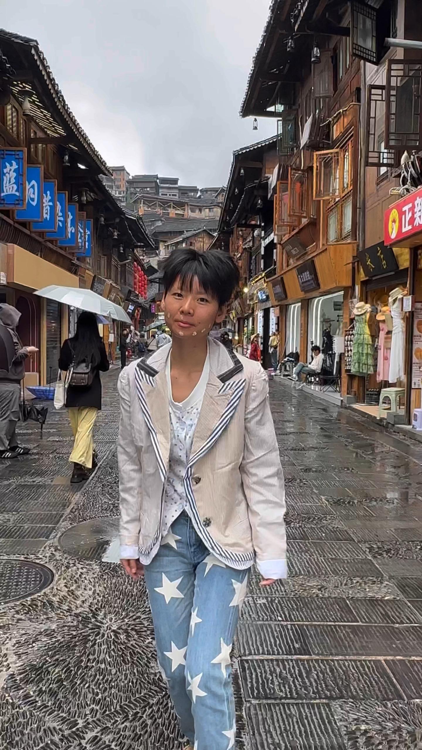 小胡也来千户苗寨拍彝族一字肩啦
