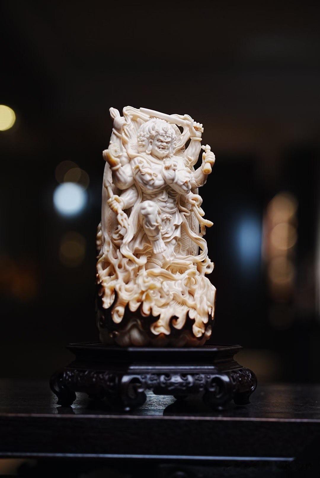 烈焰翻卷，金刚现相。

有人喜欢观音的慈悲静雅，也有人偏爱金刚的威猛庄严。怒目并