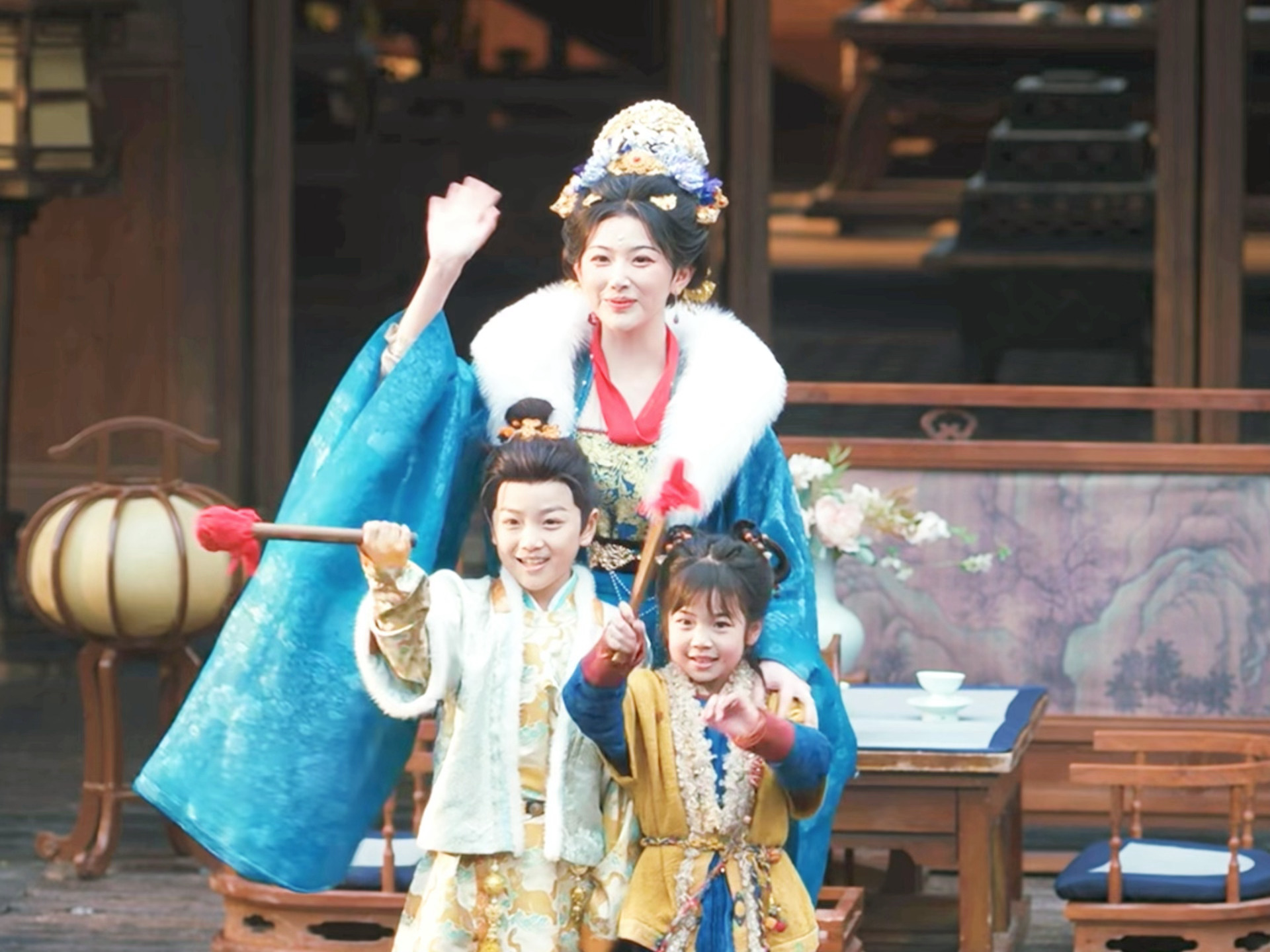 不是、有人懂这三个萌娃招手之后随元青也呲着个大牙傻乎乎招手这一幕吗哈哈哈哈哈 