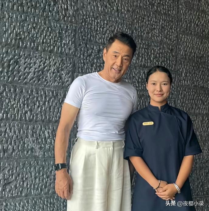 67岁于荣光在云南普洱市被偶遇，他的身材太好了，胸肌练得好饱满，看起来好性感，男