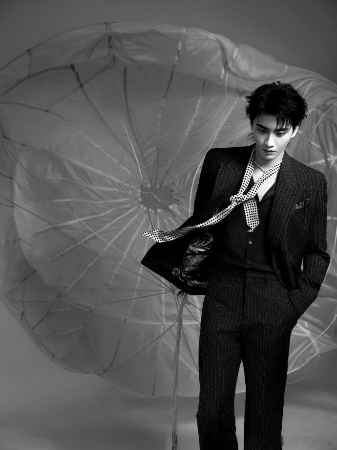 陈鑫海西装里藏了台空调 被陈鑫海的西装造型狠狠戳中了，陈鑫海西装里藏了台空调，黑