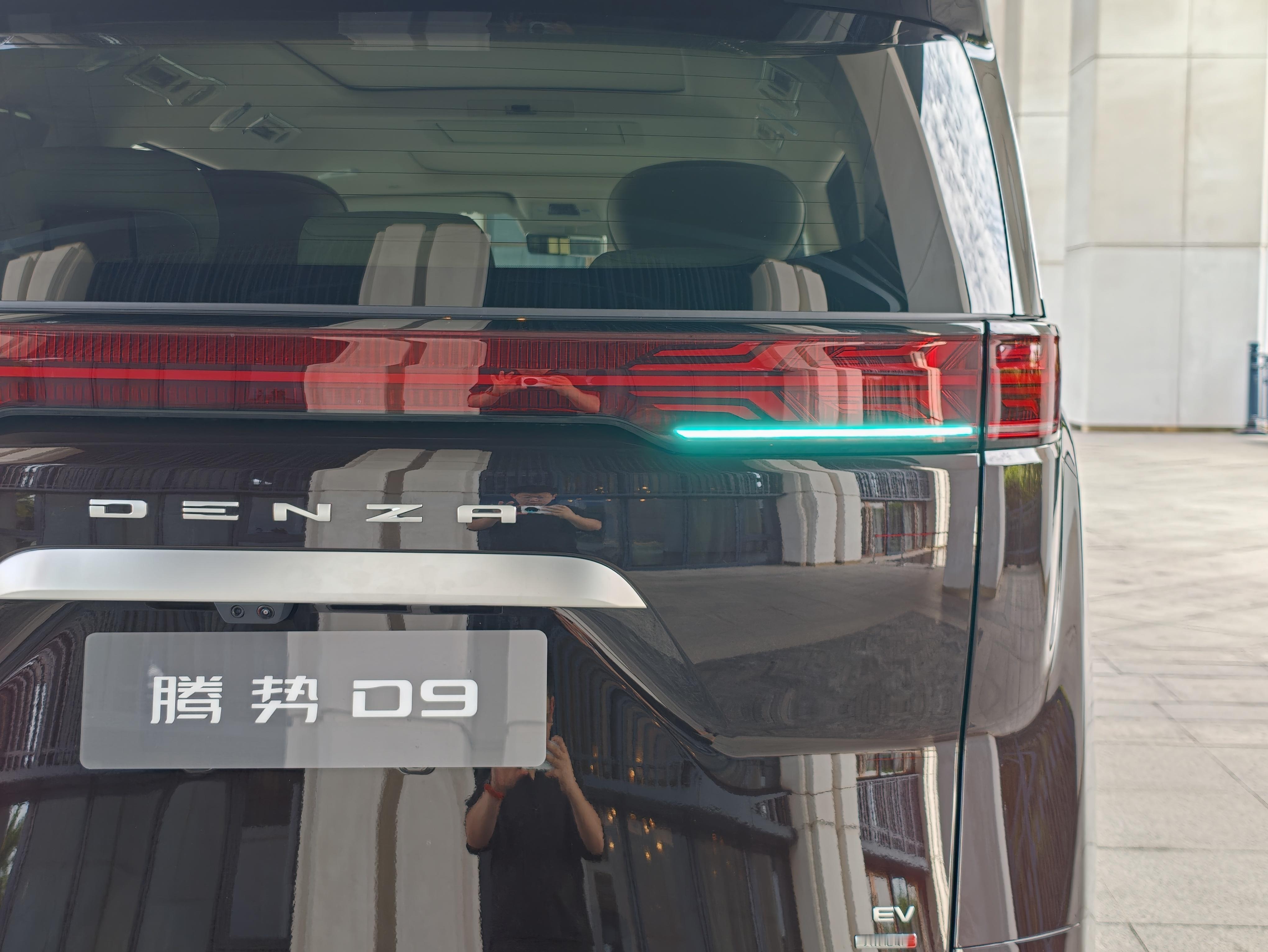 来一组第二代腾势D9的外观随手拍，整体变化不大，加入了4颗很高级的小蓝灯智驾数码