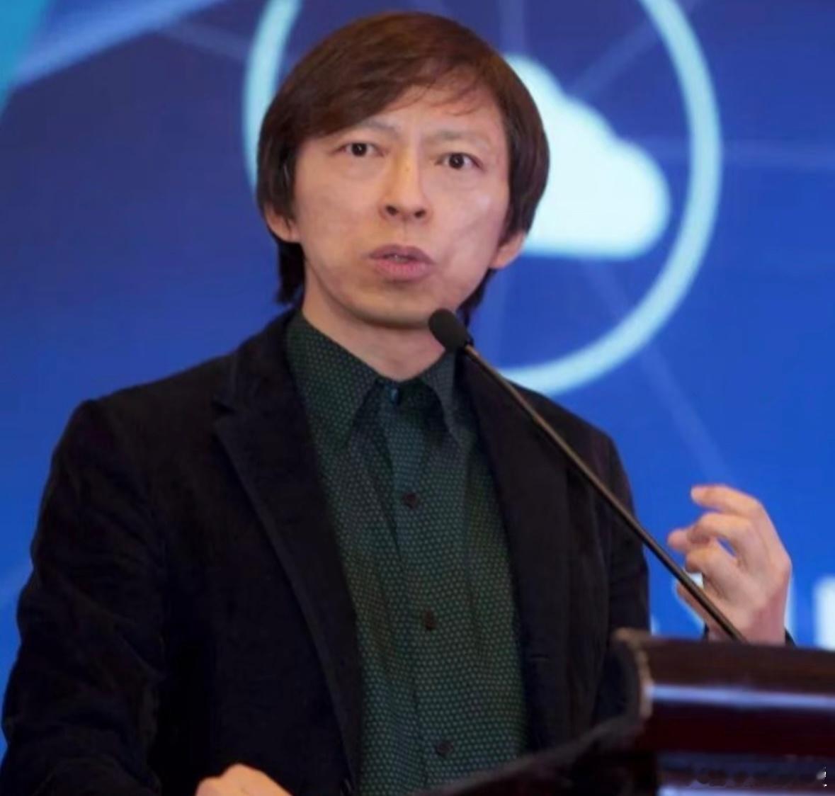 张朝阳说看美剧变聪明别人带货张朝阳带派 张朝阳在昨晚活动上的表现太出彩了，cos