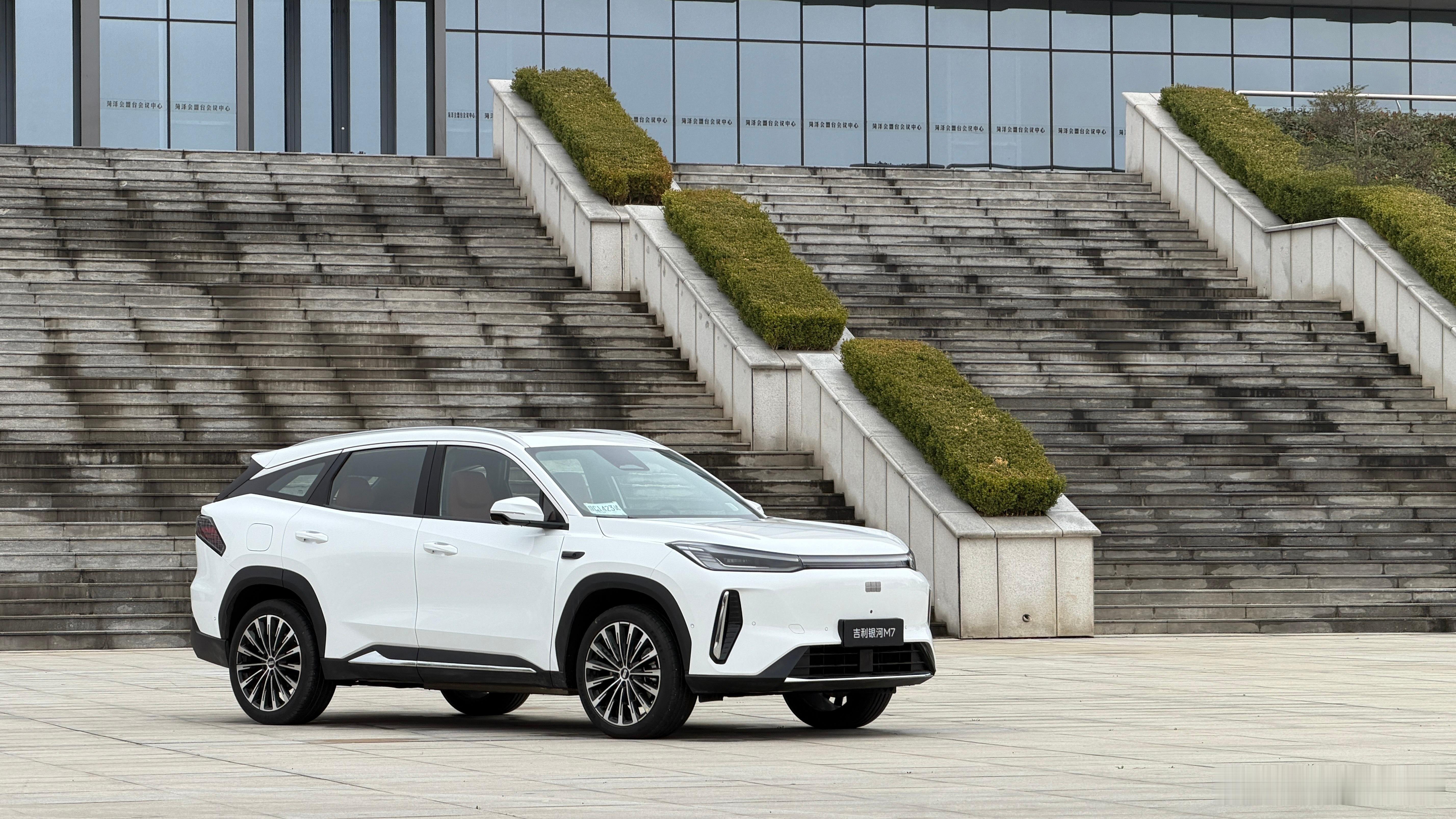 吉利银河M7预售价来了：13.98-15.68万，这车的核心亮点就是省油、省油、