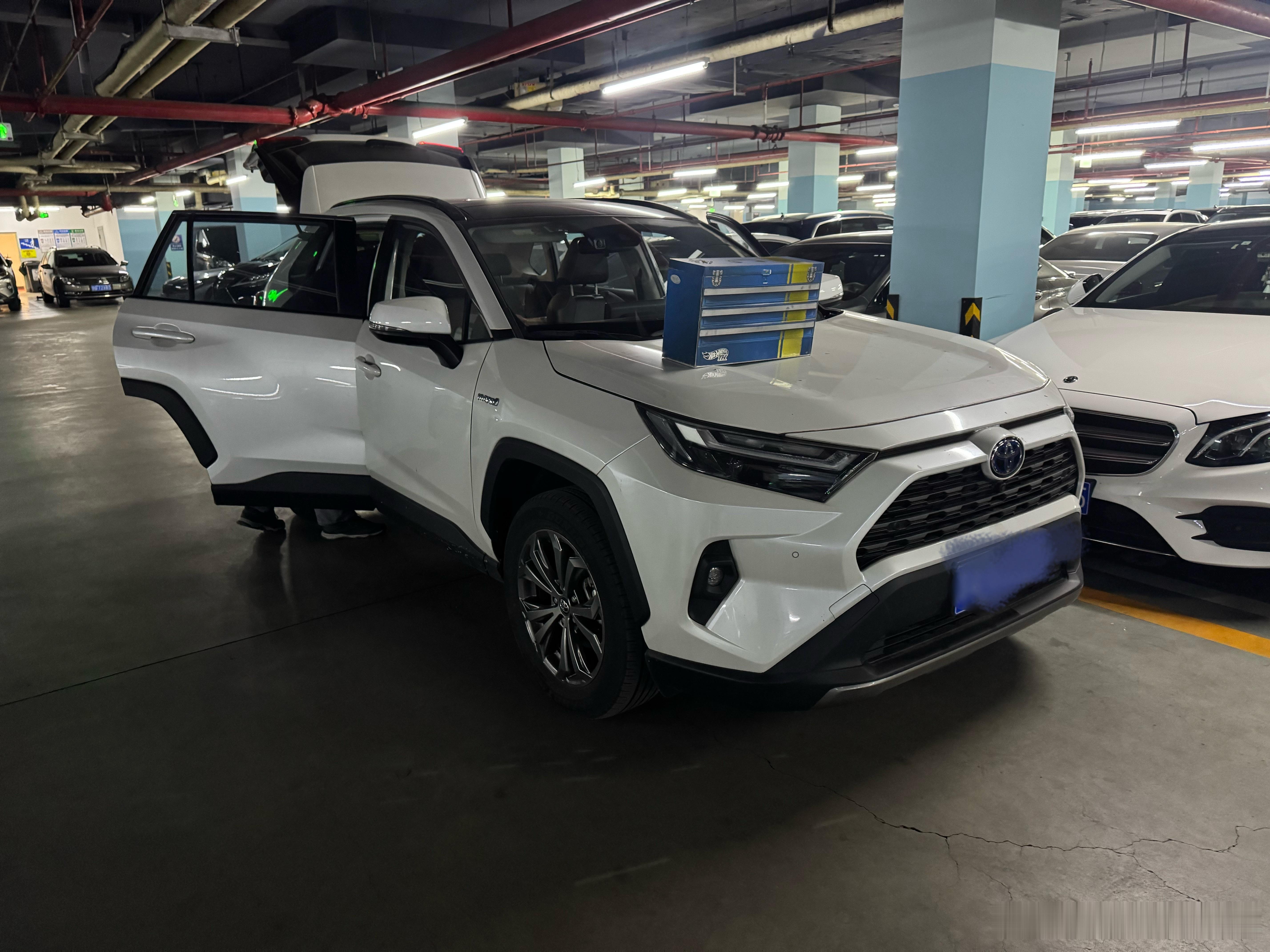 开了圈 的2.5混动RAV4，这玩意是真省油啊！我以为他平时4-5个油都是刻意省