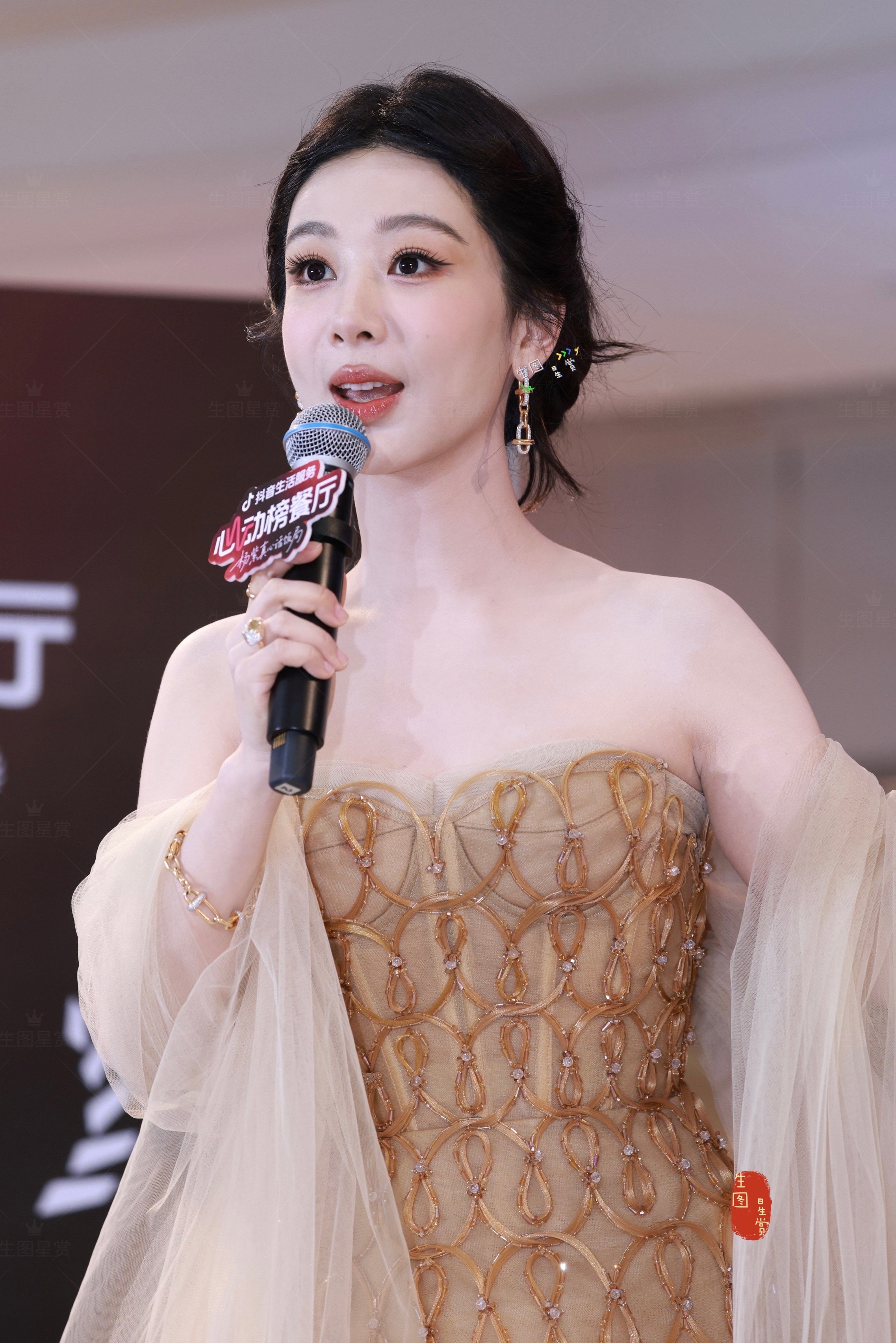 杨紫广州解锁新高定，红气养人好明艳广州天环广场见面会第二组生图掉落 