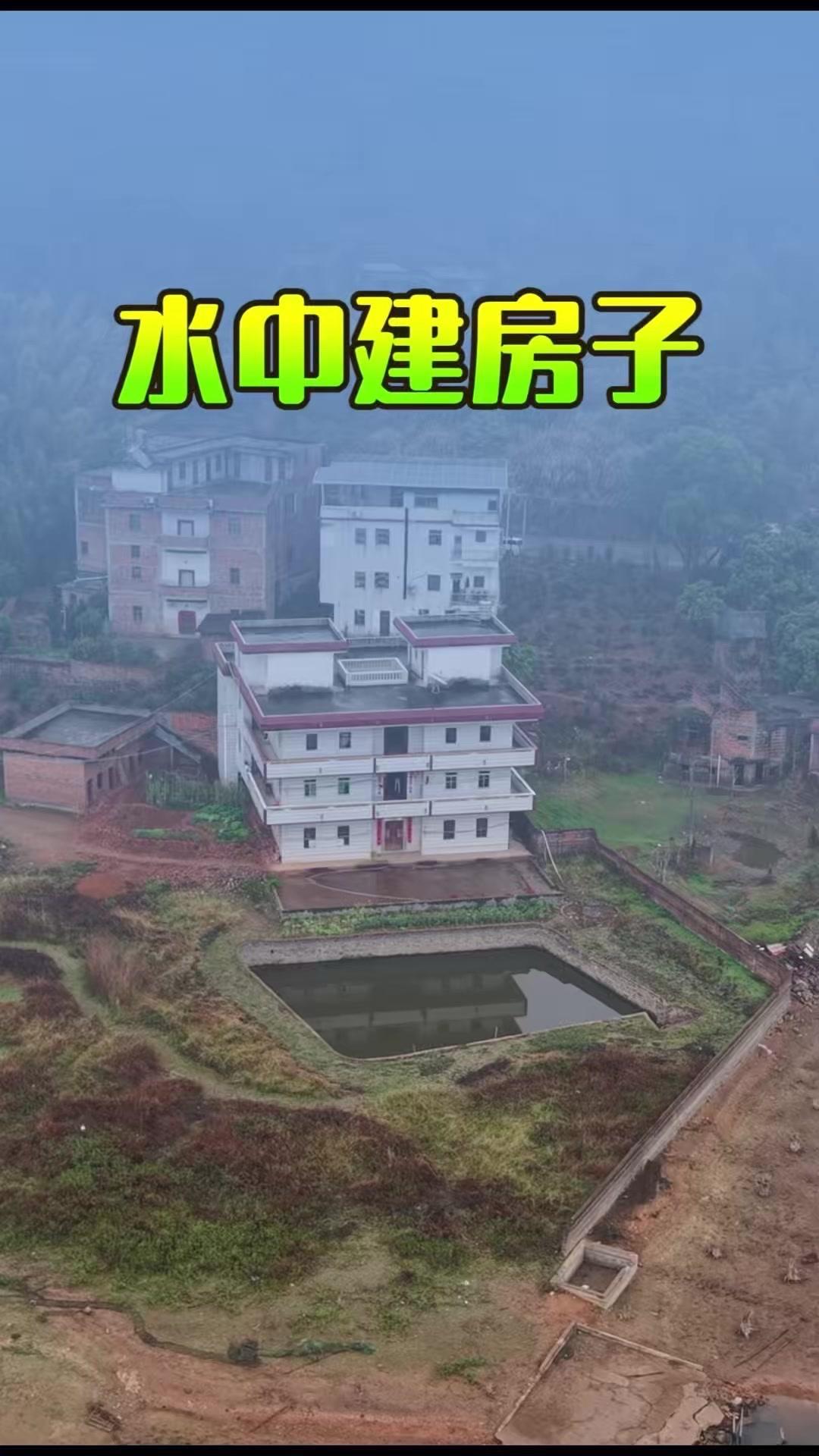 🏠在湖边盖房的决定，源于对城里纷扰的厌倦。一家人辛苦攒下50万，憧憬着湖畔生活