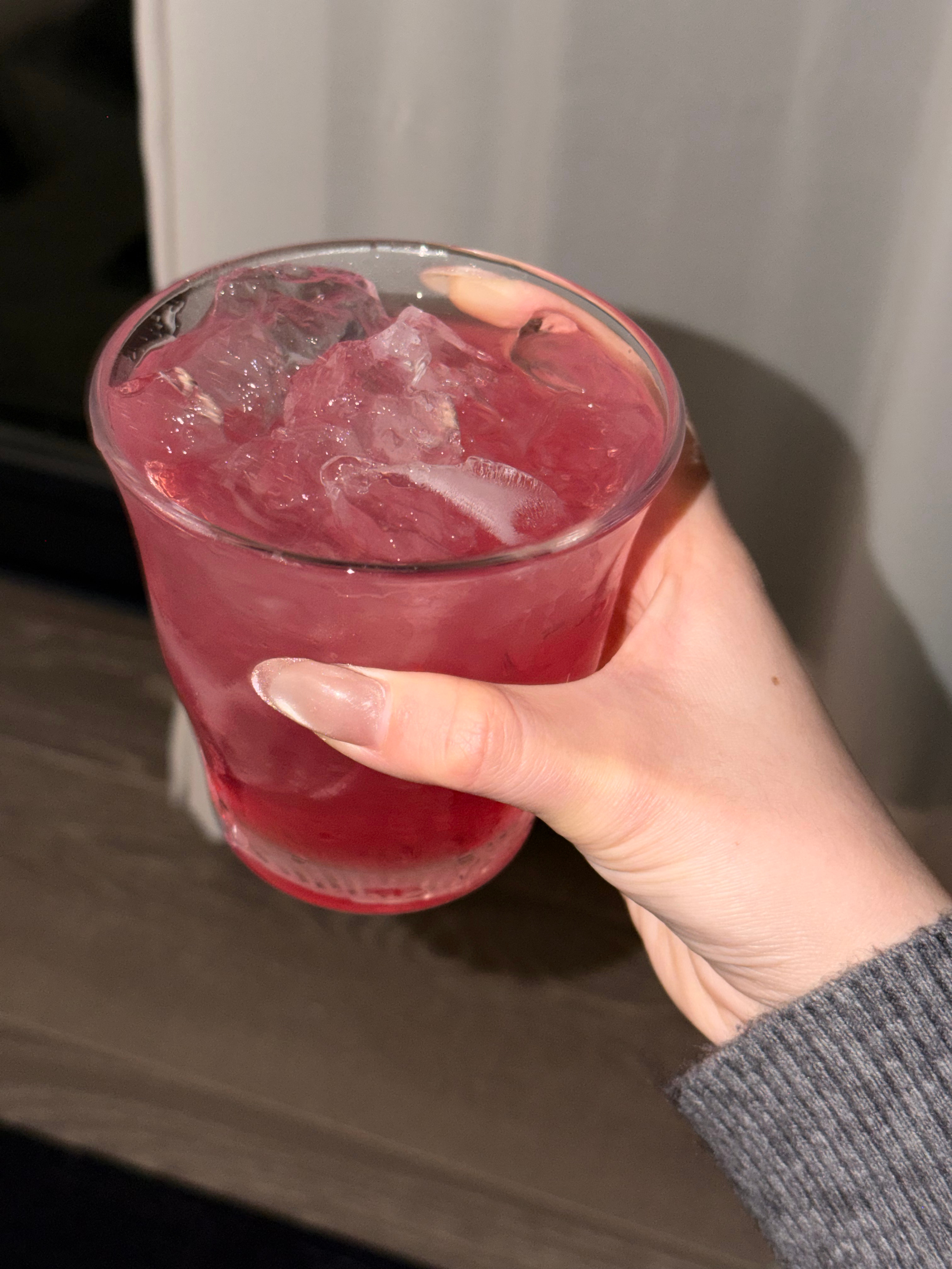 俺们自己在家调的 其实最近真喝多了 喝了很多很多酒 原来喝酒这么开心但是我不会发