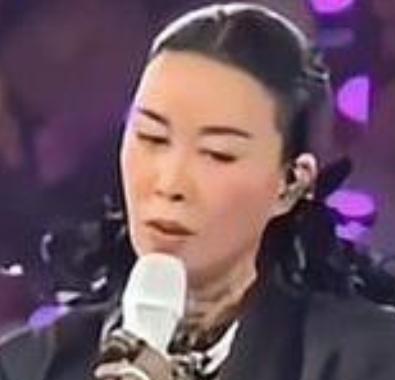 那英在2026年9月26日于成都举办的“我来，因为你在”演唱会上，临时加唱了《弯