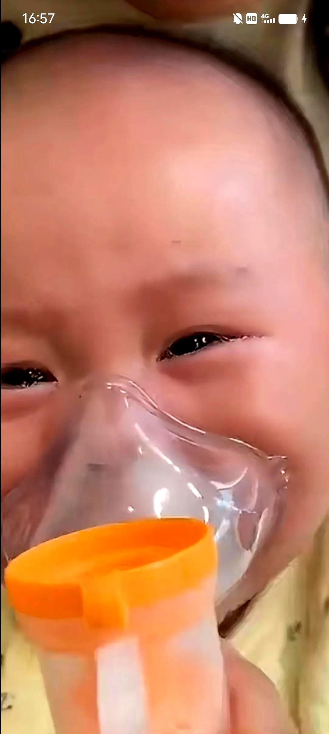“雾化不是加湿器，开错就是命。”3月7日凌晨2点，常州，奶奶把咳嗽的小宝抱到客厅