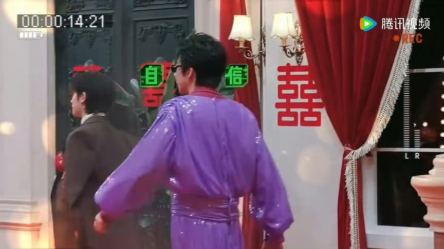 穿上伴娘服的宁走出了一种要去干架的气势，真的好好笑，这谁看了能忍住不笑嘛(是笑你