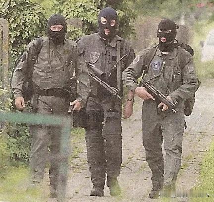 比利时警察DSU单位官员携带HK G3K 7.62mm战斗步枪和HK MP5A3