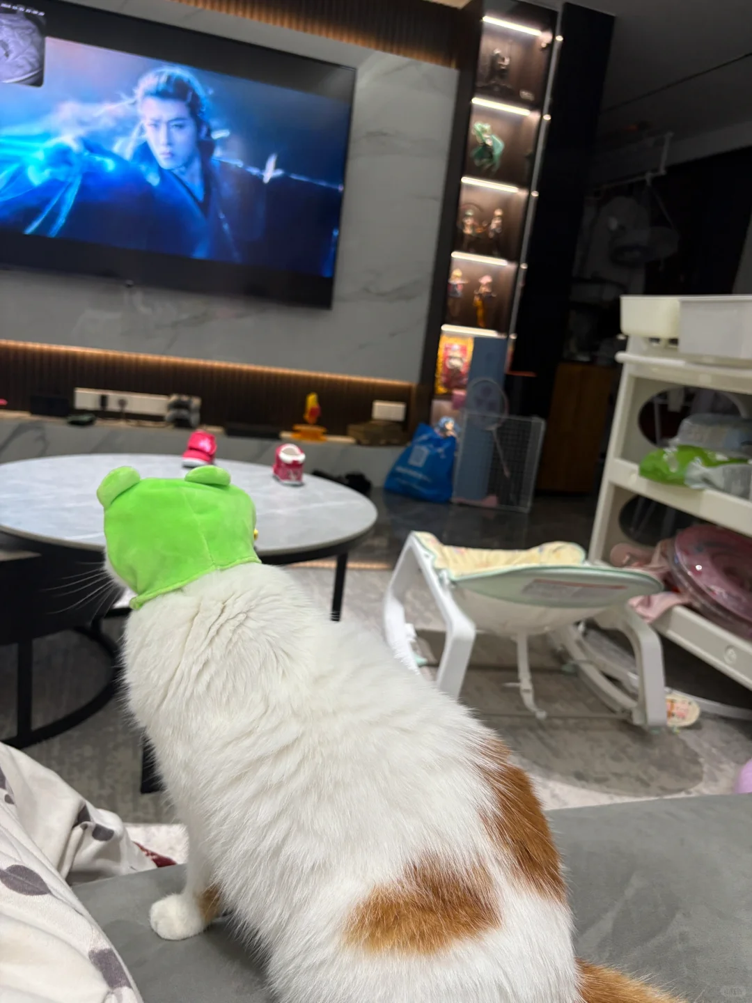 好担心他会近视啊