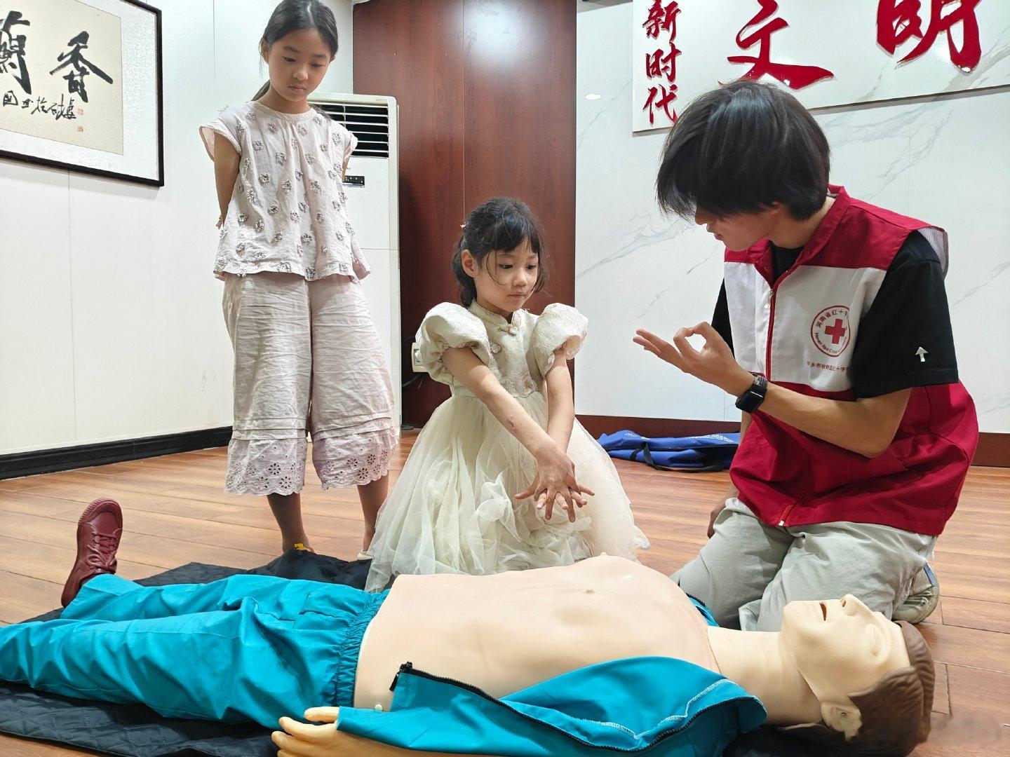 河南学子趣味医课温暖留守儿童【三下乡践青年使命 医科普润留守童心】乡村留守儿童普