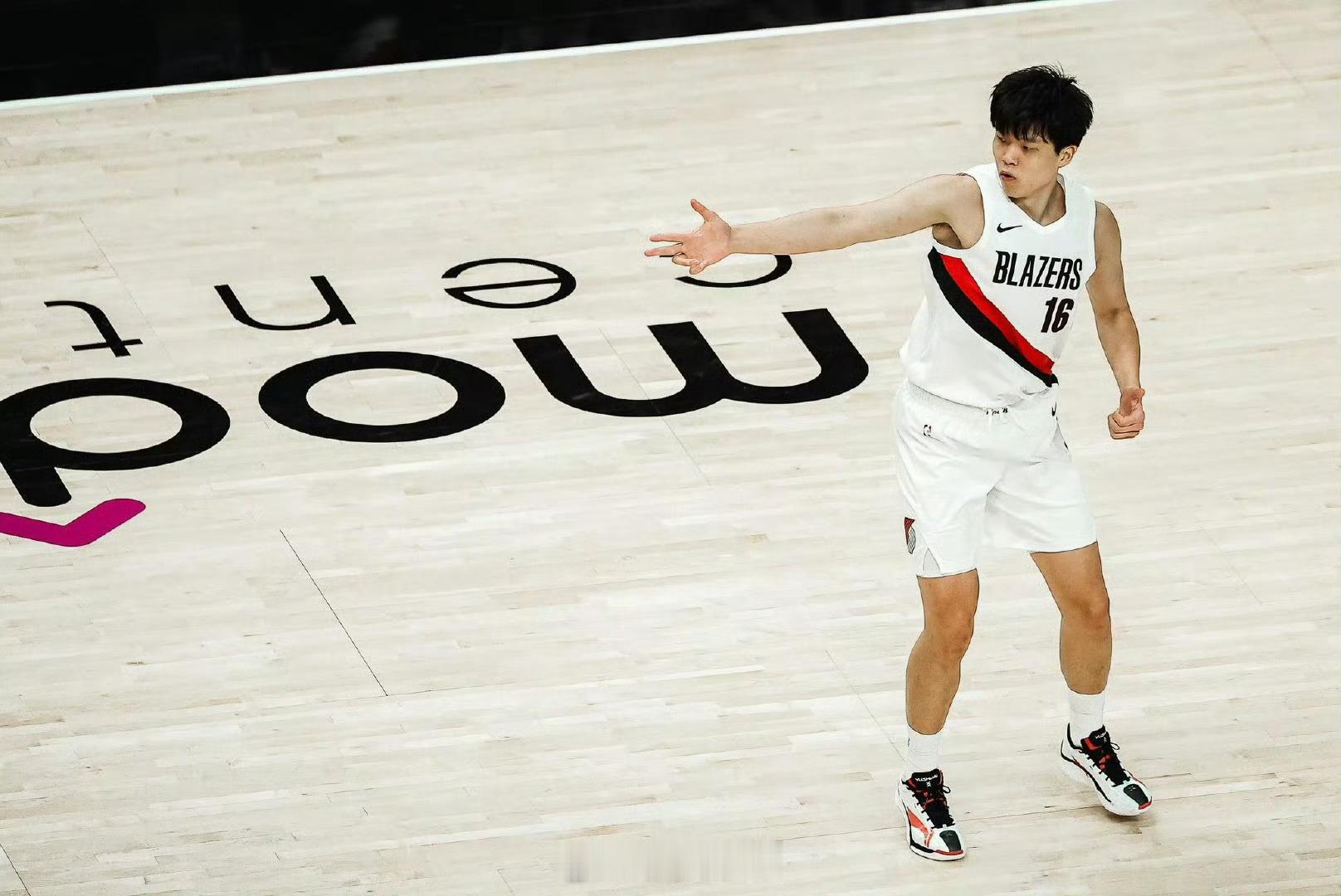 杨瀚森完成了NBA菜鸟赛季随着开拓者总比分1-4不敌马刺出局，杨瀚森的第一个NB