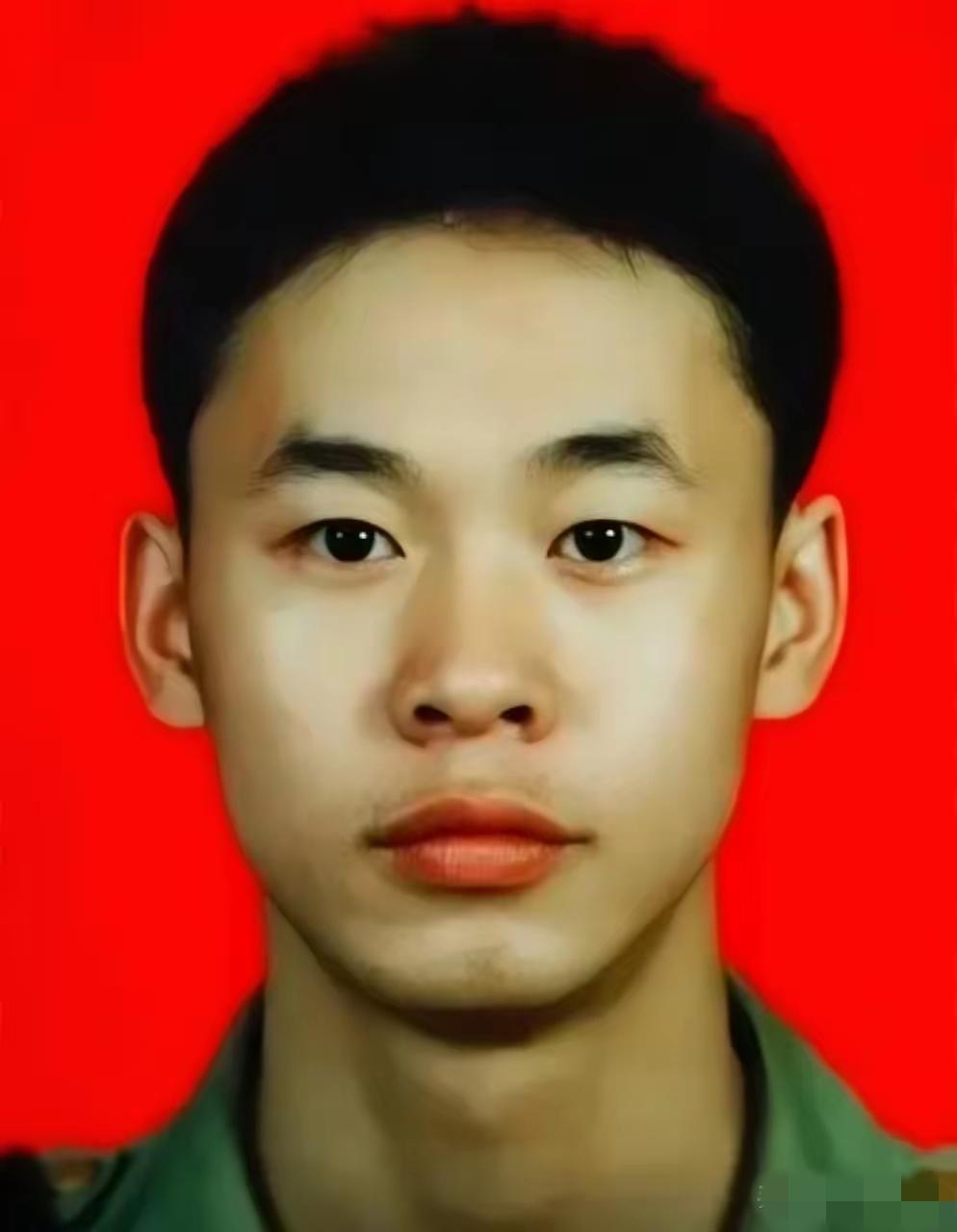 1995年，一名解放军战士在乘车回部队的途中，劝司机不要停下加油，但司机执意停下