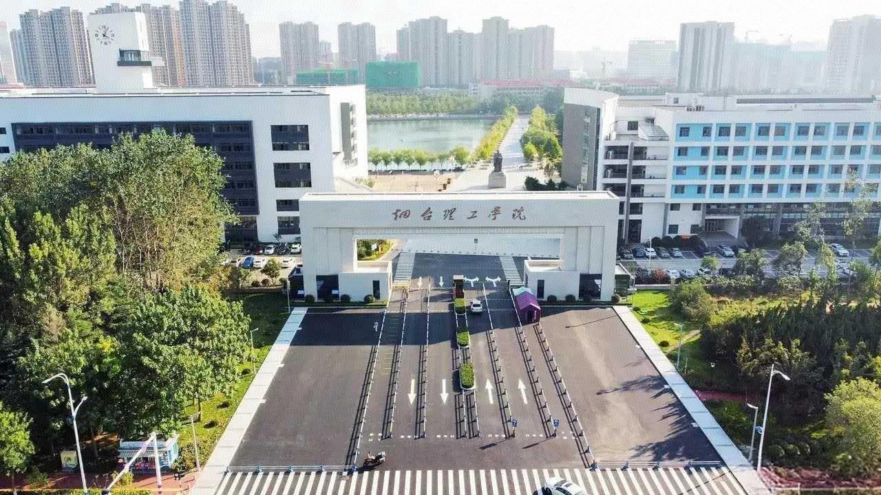 烟台女大学生天台坠亡引争议：校方通报“翻越栏杆排除刑案”，家属校门口拉横幅讨说法