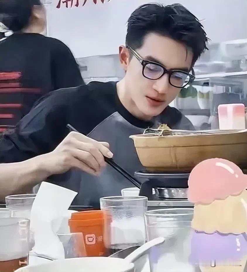 林更新上学读博的时候在食堂吃饭，偶尔被拍下的照片，帅到真是没话可说啦，立体的五官