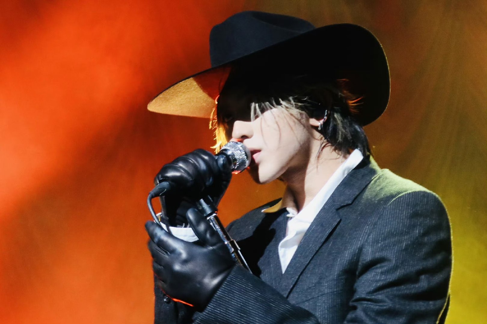 蔡徐坤男粉激动喊我就是披萨成功吸引蔡徐坤！男粉用披萨梗抢镜，现场热闹到失控，他萌