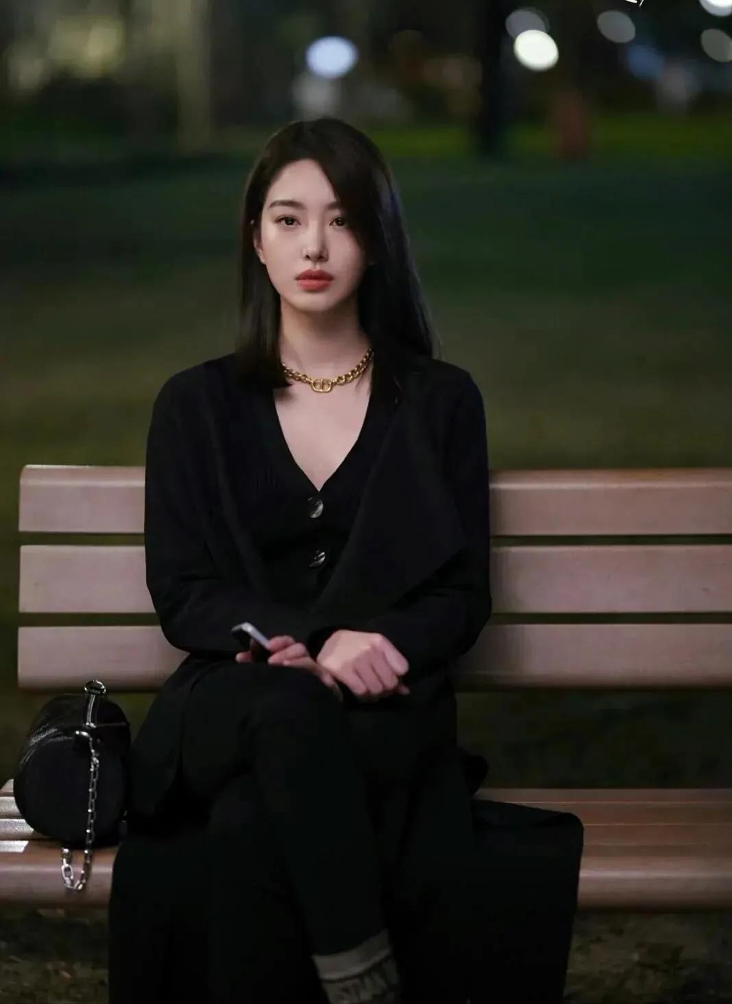 杨采钰，一位才华横溢的演员，她的出色表现和坚定的决心让人们对她充满敬意。在她的事