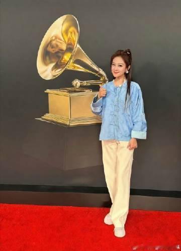 王小玮发博晒格莱美内场 王小玮这格莱美内场照一发布，就引发了大家的关注。绝佳视角