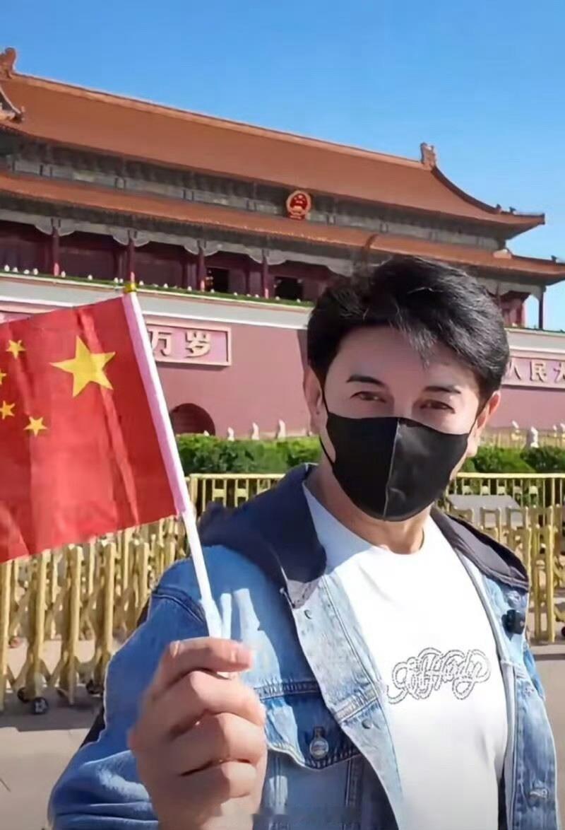 吴奇隆国庆举旗行程被取消吴奇隆因在国庆节当天于天安门广场手持五星红旗送上祝福，原