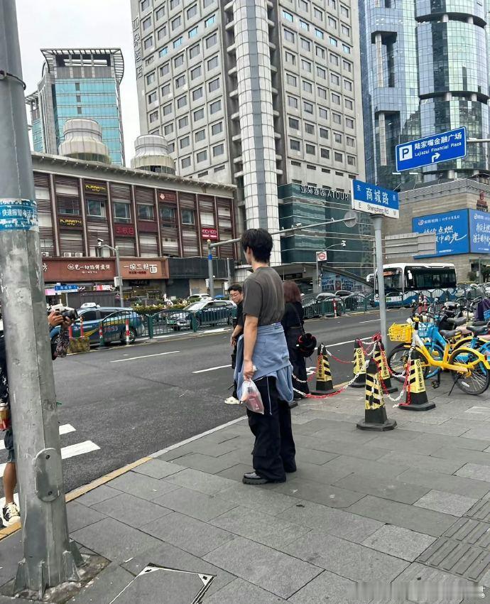 颜安带30包泡面出国别人录综艺带美妆箱，他扛 30 包泡面，这波反套路操作，松弛