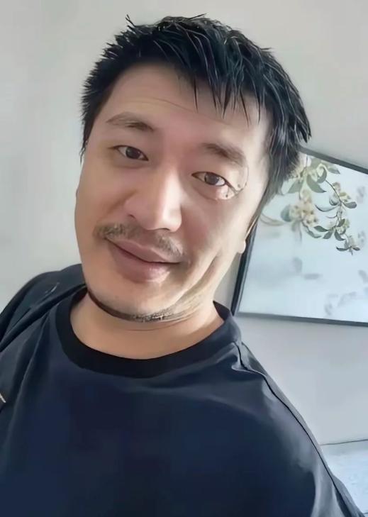 发现没有？
张雪峰和于东来
走的其实是两条完全不同的路

于东来把利润往下分，分