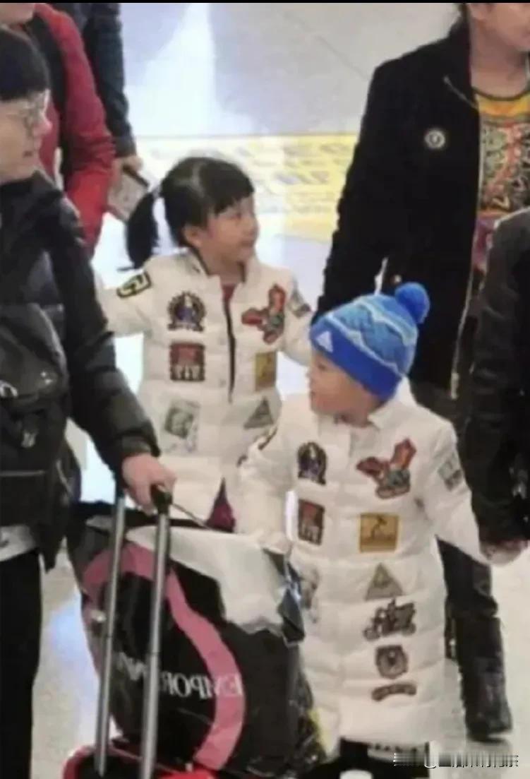 宋小宝一家人现身机场，妻子年轻又漂亮，身材也好高高瘦瘦的堪比超模，看上去比宋小宝