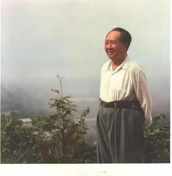 上联：遥望青山云雾绕；诚邀下联预知天下华主权。