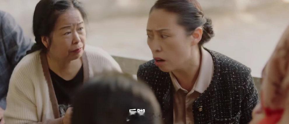 无论什么年纪都抵抗不了吃瓜的欲望  真的是要给人笑发财了，感觉每个人只要受到了一