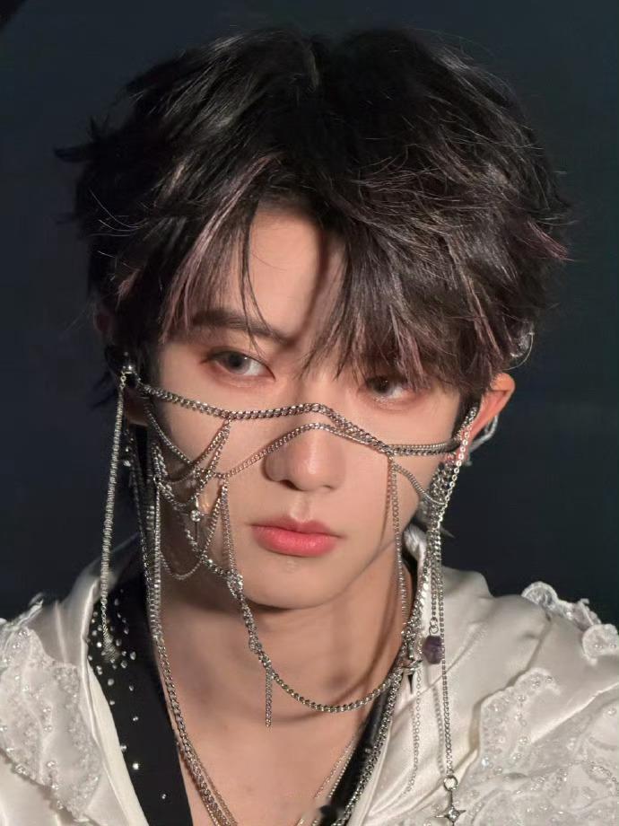 男明星脸链造型男明星脸链造型，谁最惊艳？ ​​​