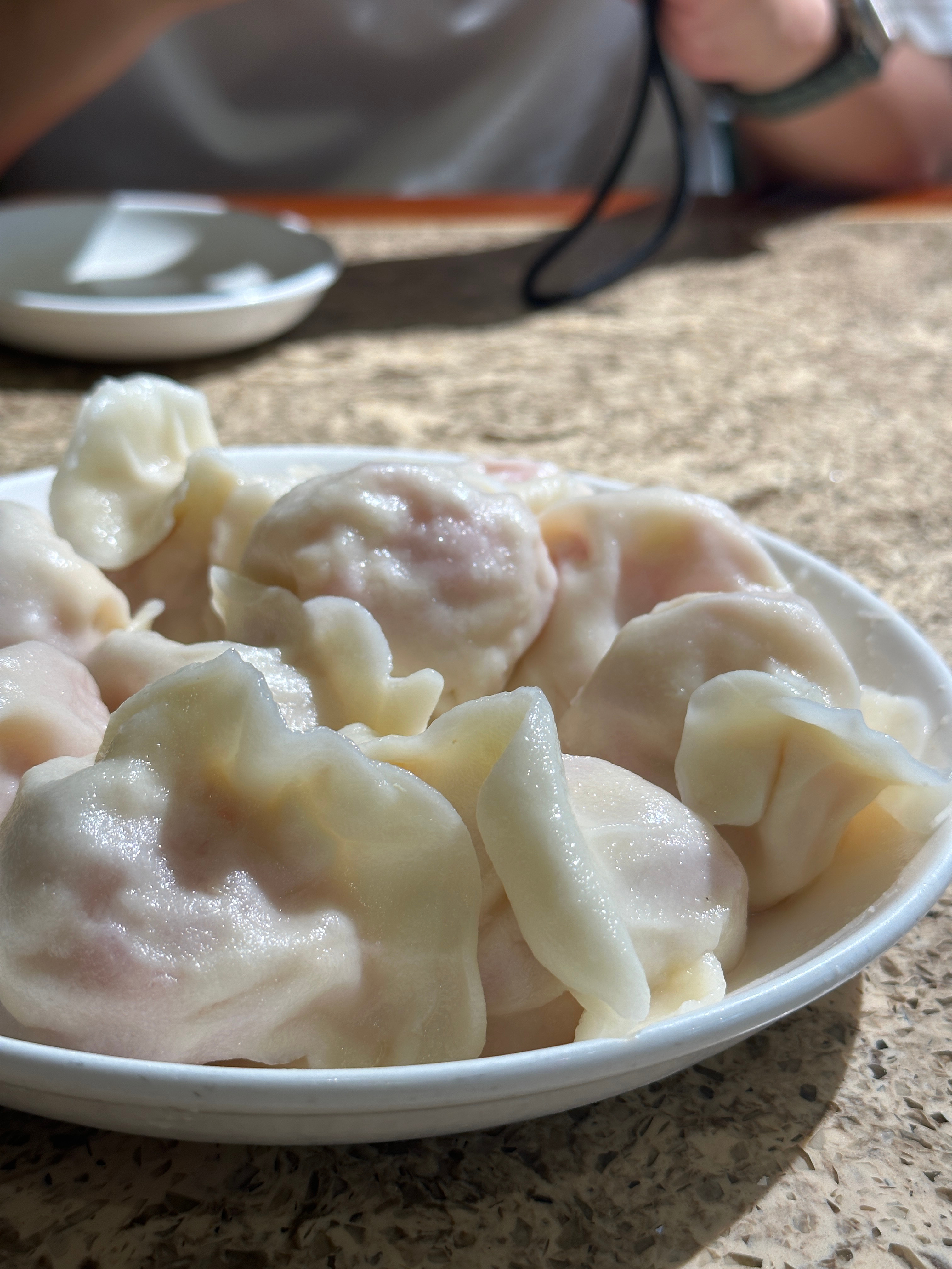 给直播吃金谷园饺子。喜欢鲅鱼和西红柿鸡蛋馅儿的，大老师选的羊肉胡萝卜就很普通，胡