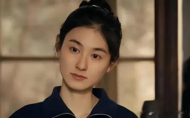 县剧团那会儿，周玉枝跟楚嘉禾走得最近。俩姑娘挤在一个宿舍，谁红了就酸谁，谁上了主