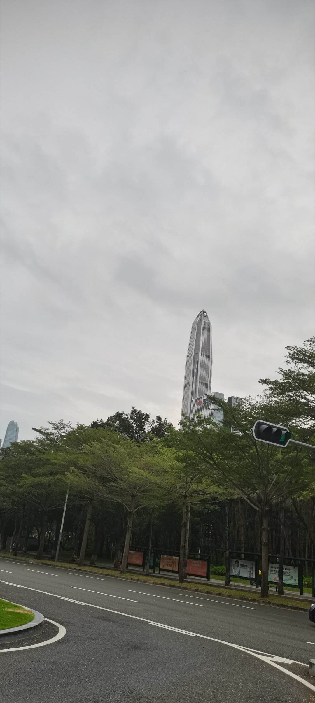 漫天的云层稳稳遮住了刺眼的骄阳！熬过一连多日滚烫的盛夏，深圳今天总算是卸下了烈日