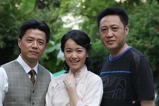 左边的男演员眼熟记不得名字了，中间的女生是左小青，右边的是谁呢？很模糊的感觉。