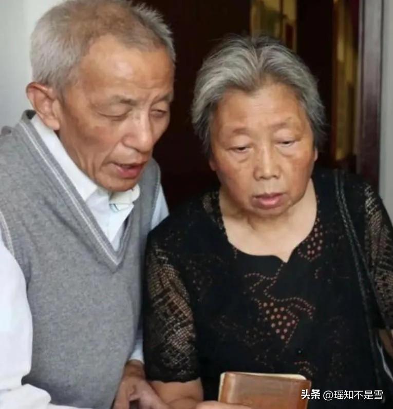 2013年，61岁的知青刘宝华重返米脂县，看望初恋马凤兰。意外发现，凤兰竟然给他