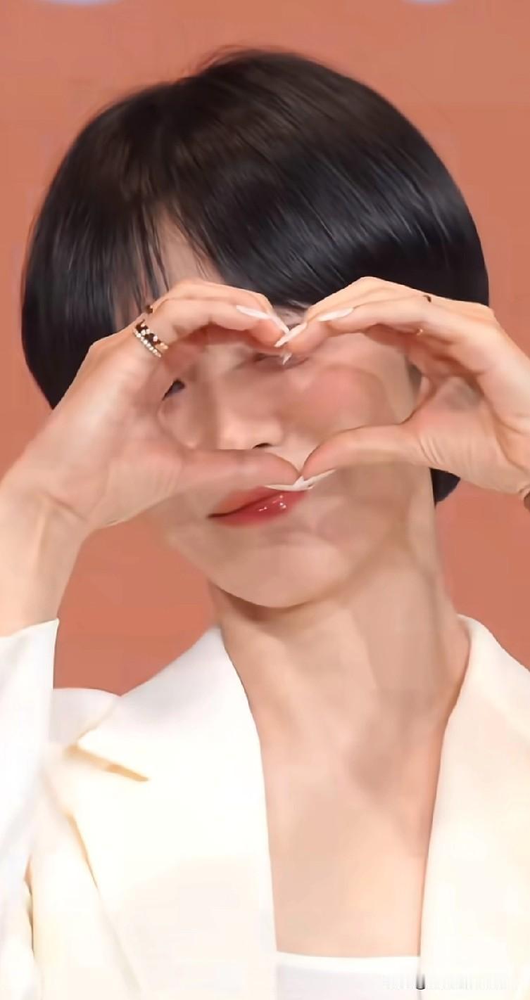 乔妹这新西瓜头发型着实来得有些突然！短发固然清爽，可我总觉得她留及肩长发时，那温