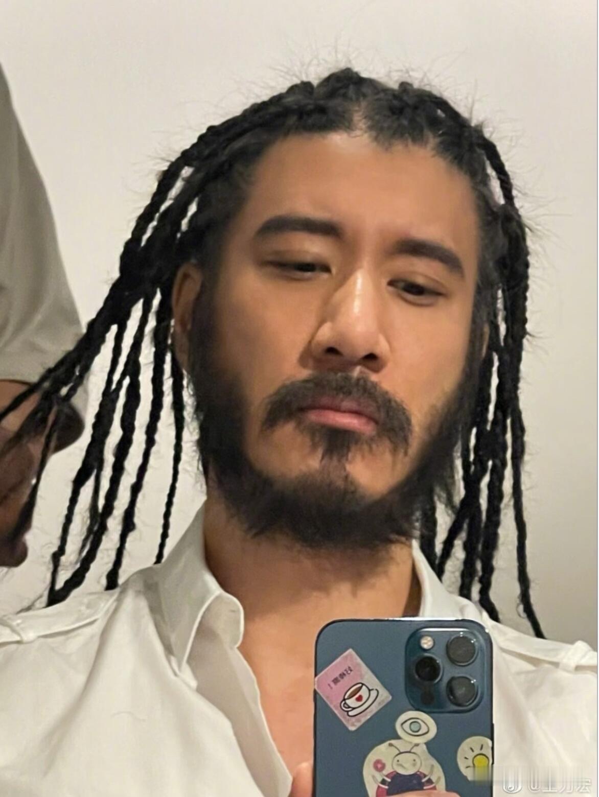 别看王力宏在演唱会、公开活动上总是干净清爽，私下的他毛发却格外旺盛。单单看他的胡