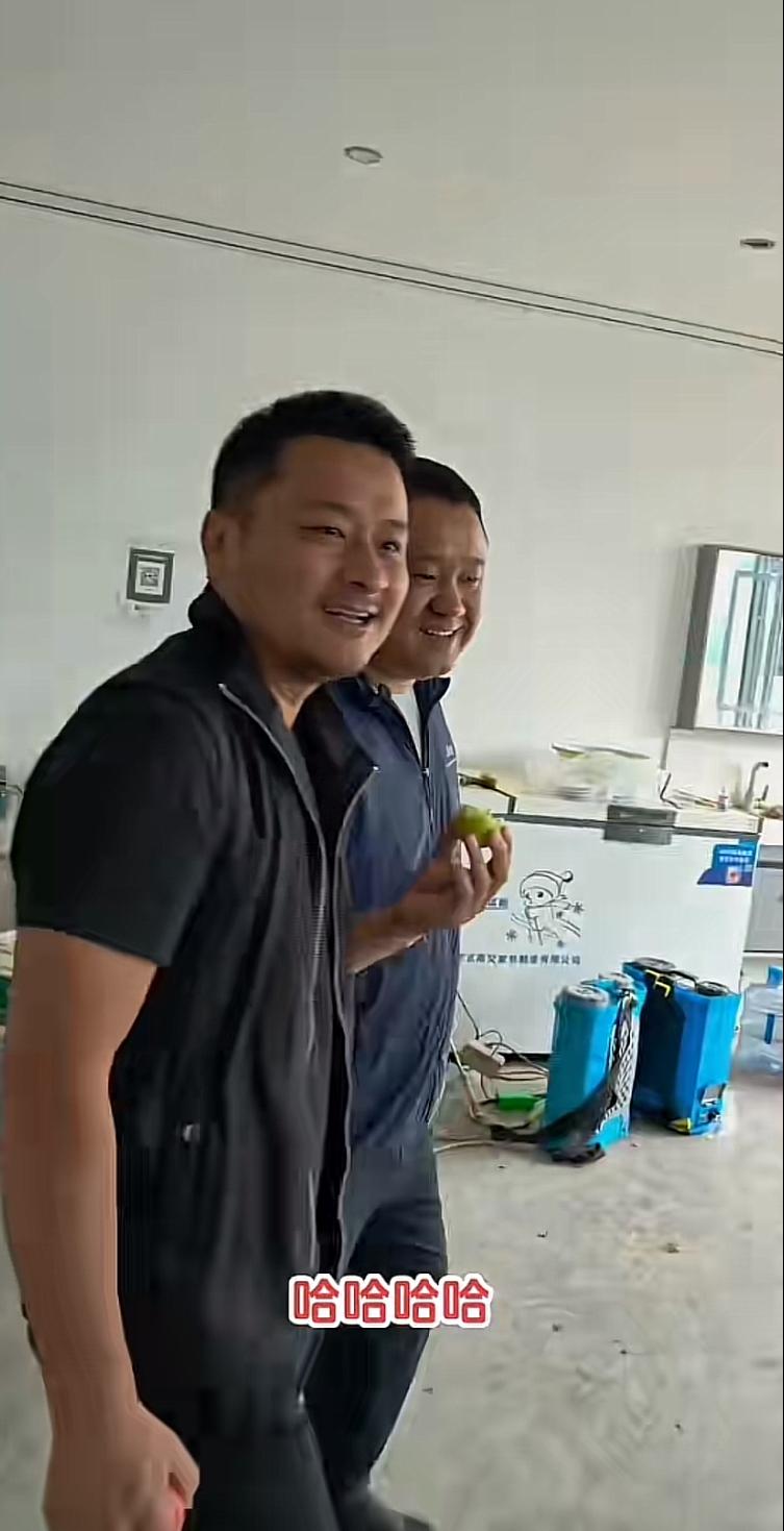 茅台圈大佬，北京三叔，如今模样大变，整个人黑得像皮蛋似的，真好奇咋晒成这样。自打